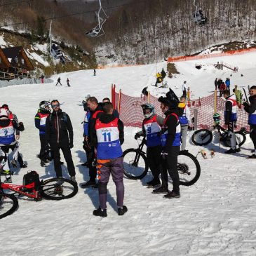 KUPRES: U adrenalinskoj vožnji biciklom na snijegu okušali se biciklisti iz BiH, RH, Srbije i Crne Gore