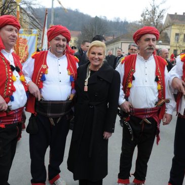 FB PROFIL HRVATSKE PREDSJEDNICE: Foto s članovima Hajdučke družine Mijata Tomića iz Tomislavgrada