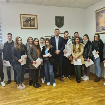 POTPISANI UGOVORI O STIPENDIRANJU 35 REDOVITIH STUDENATA