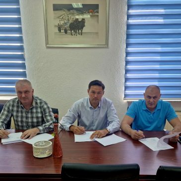 POTPISANI UGOVORI O IZGRADNJI IGRALIŠTA U NASELJU BOBARA I REHABILITACIJI CESTE TOMISLAVGRAD-LETKA