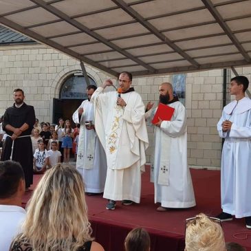 SVETU MISU DANAS SLAVI FRA BRANIMIR MUSA, NAKON MISE BLAGOSLOV DJECE I FRAMINA PRIREDBA “PUSTITE MALENE K MENI!”