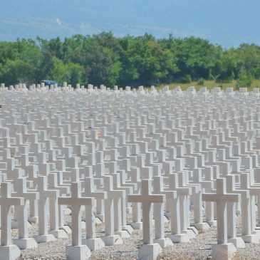 PODIGNUTI KRIŽEVI NA GROBLJU MIRA