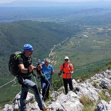 Uspon na dalmatinski vrh s kojeg puca pogled na Hercegovinu