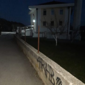Neprimjereni i uvredljivi grafiti oko džamije u Mandinu Selu