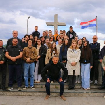 Učenici iz Tomislavgrada i ove godine posjetili mjesta hrvatskih stradanja u Središnjoj Bosni