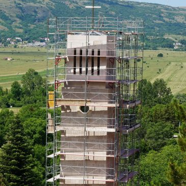 Postavljen križ na zvonik crkve u Seonici