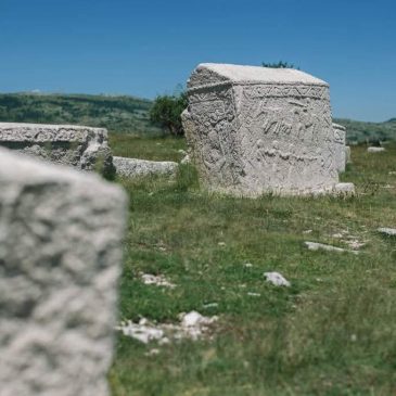 NAŠA OGNJIŠTA I NAŠA BAŠTINA: Na Stećcima