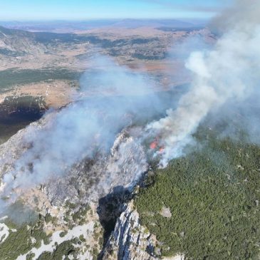 Veliki požar na Čvrsnici: Gori nekoliko hektara, vatrogascima stigla pomoć iz zraka