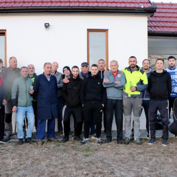 Četvrti put pokosili travu na groblju